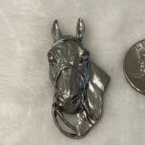 Silver toned front facing Horse Head pin.